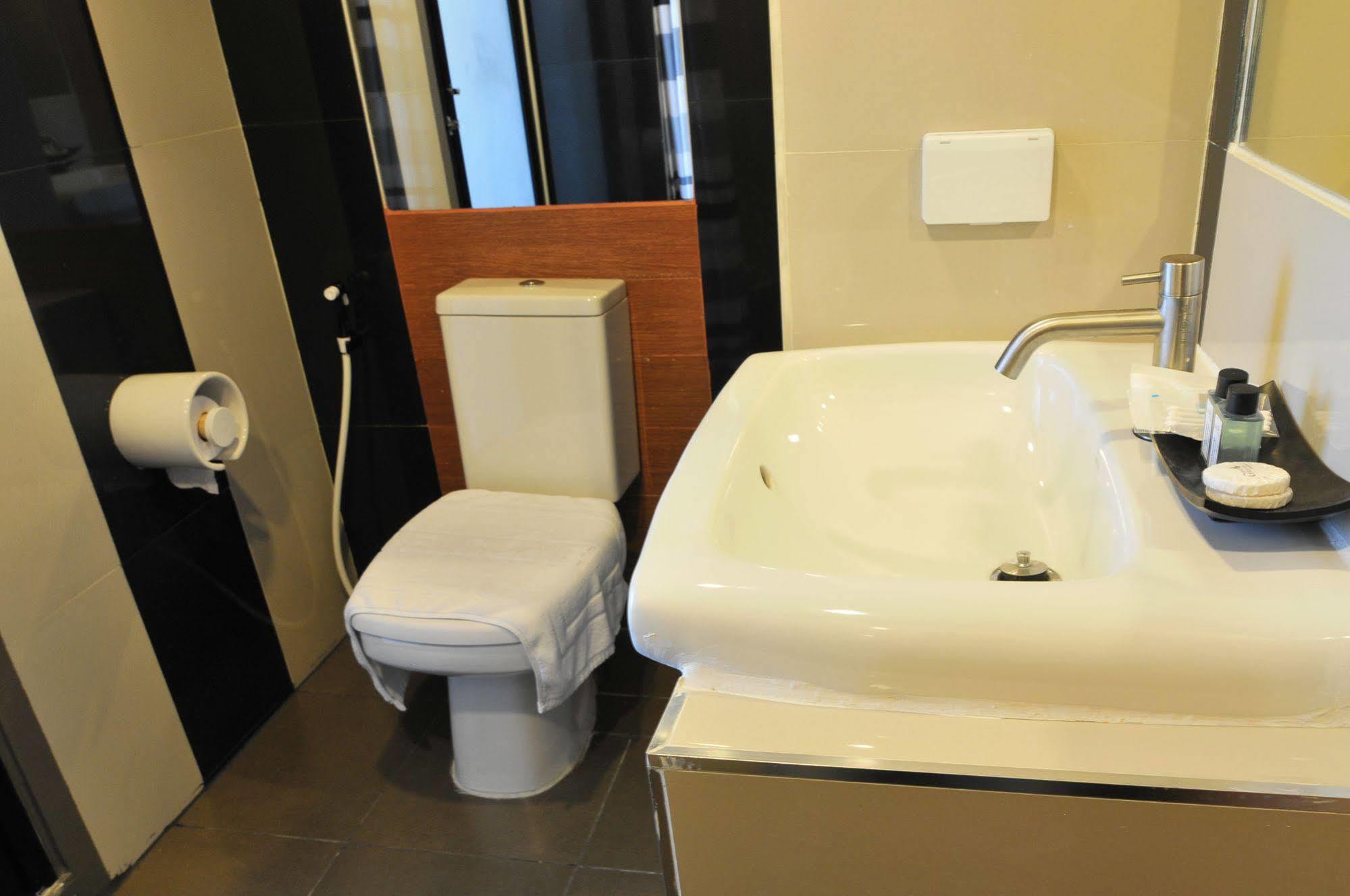 Grand Marina Residence Hotel Ban Laem Chabang Buitenkant foto